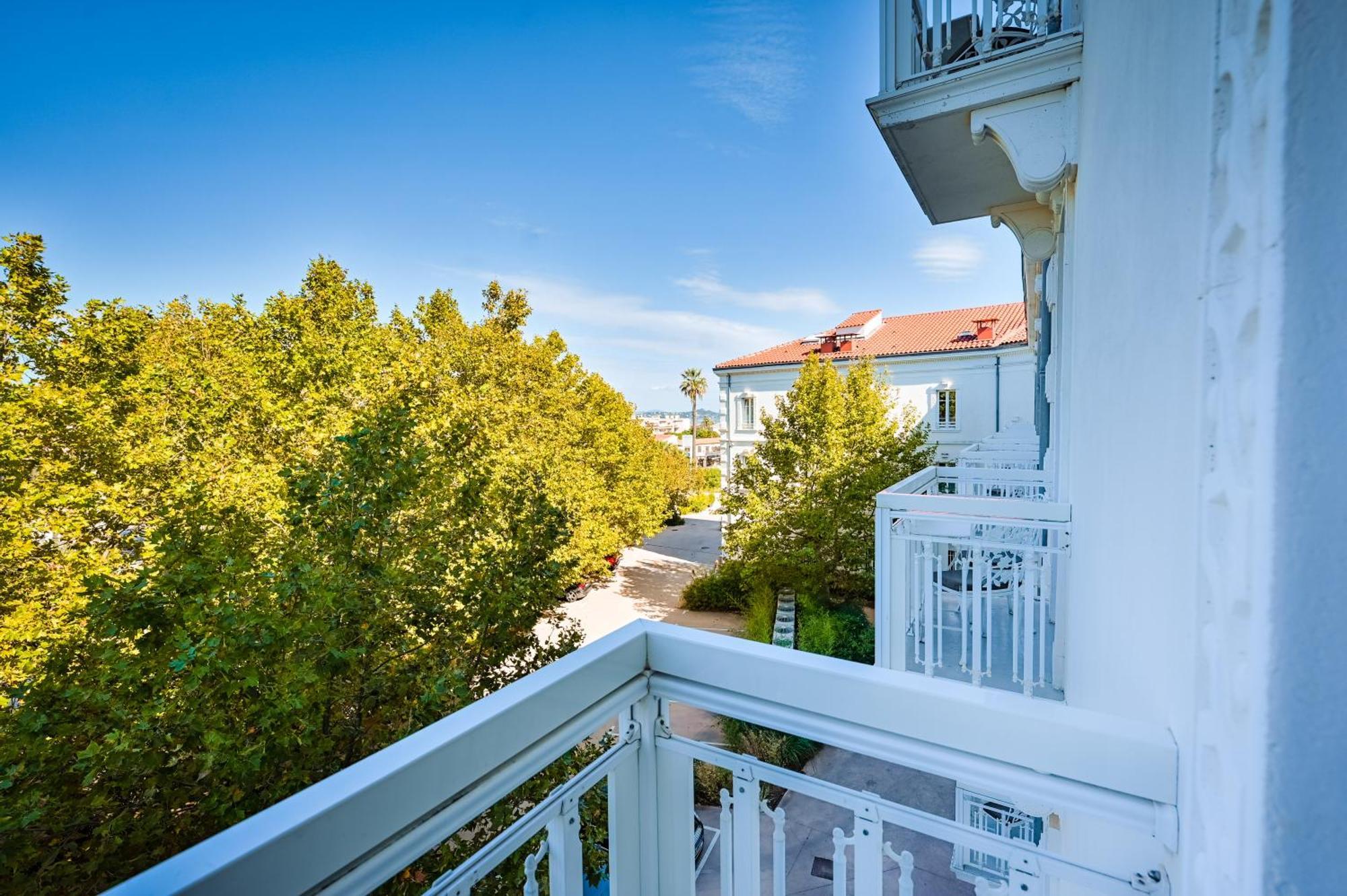 Grand Hotel Des Sablettes Plage, Curio Collection By Hilton Ла Сен-сюр-Мер Екстериор снимка