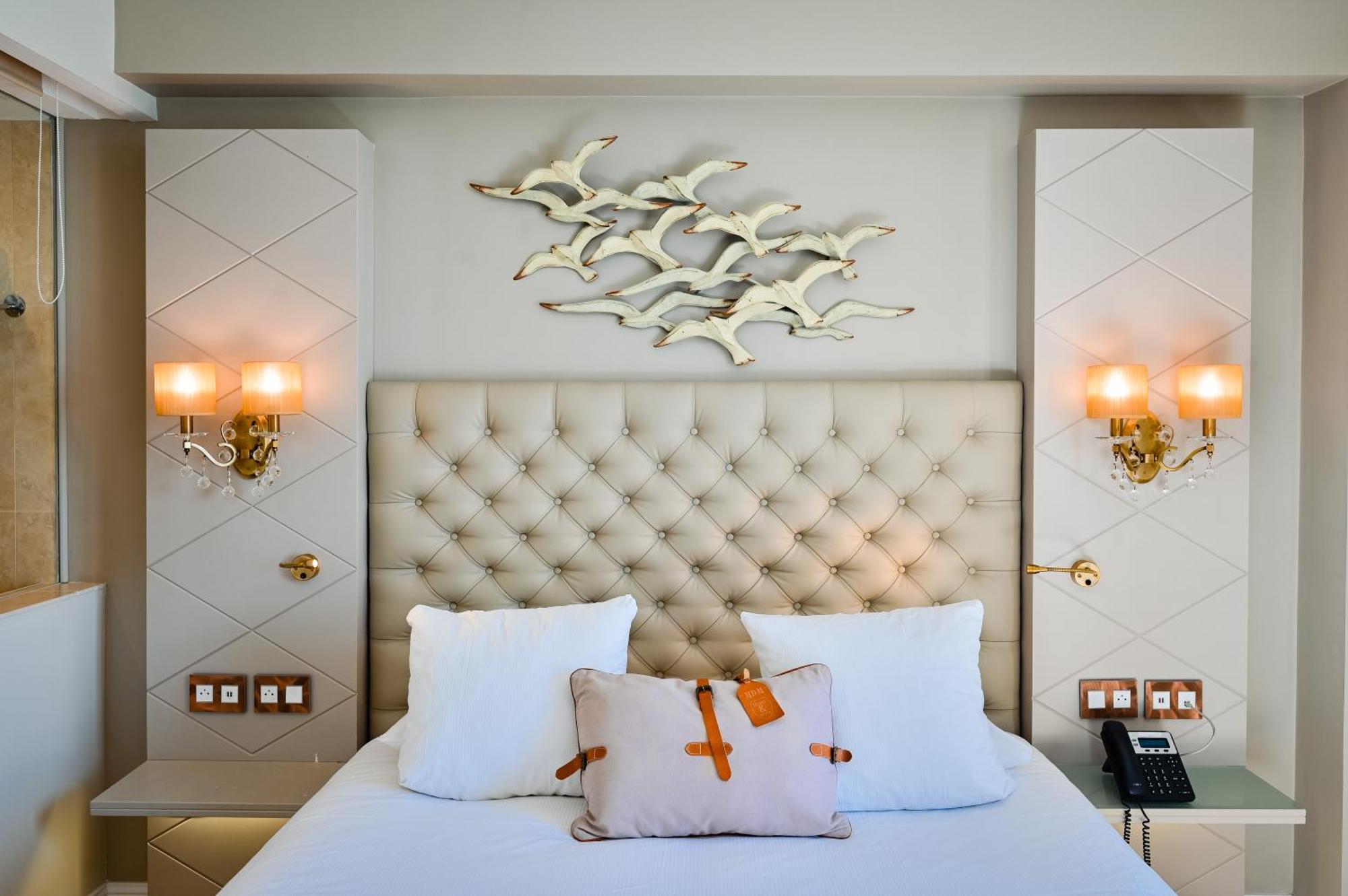 Grand Hotel Des Sablettes Plage, Curio Collection By Hilton Ла Сен-сюр-Мер Екстериор снимка
